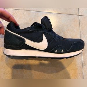 Nike venture runner sneakers